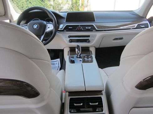 Used 2016 BMW 750i image 18