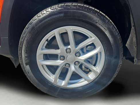 Used 2025 Jeep Grand Cherokee L Laredo RWD image 12
