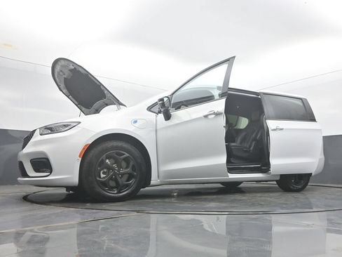 Used 2024 Chrysler Pacifica Limited FWD image 59