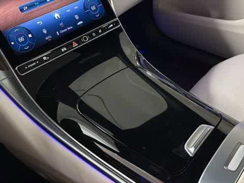 Used 2025 Mercedes-Benz GLC 300 4MATIC image 23