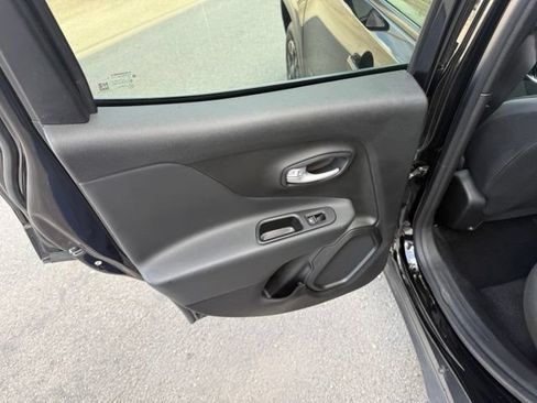 Used 2023 Jeep Renegade Latitude AWD/4WD image 14