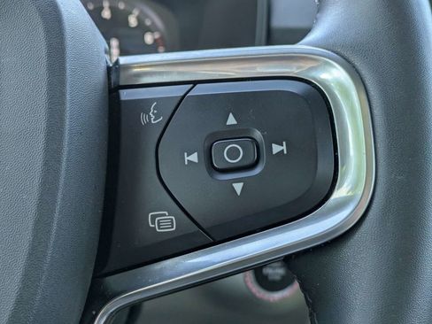 Used 2022 Volvo XC40 T5 Momentum w/ Premium Package image 34