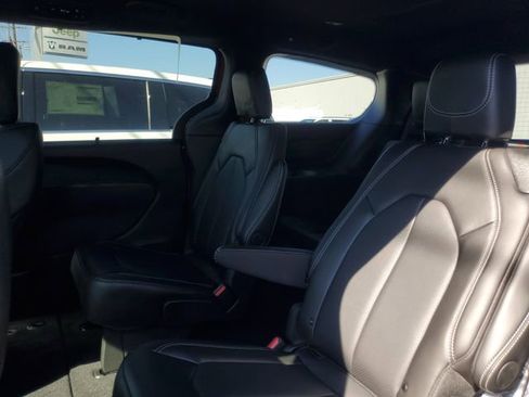 New 2026 Chrysler Pacifica Select image 15