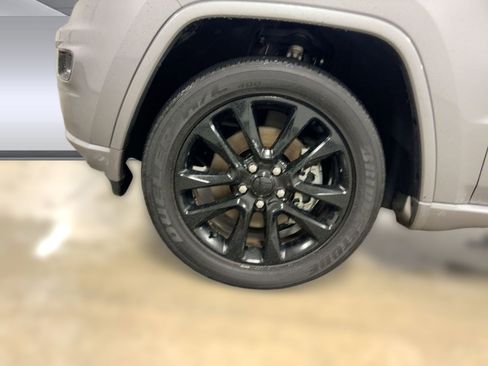 Used 2021 Jeep Grand Cherokee Laredo X image 12