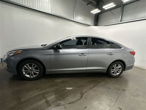 Used 2017 Hyundai Sonata SE image 2