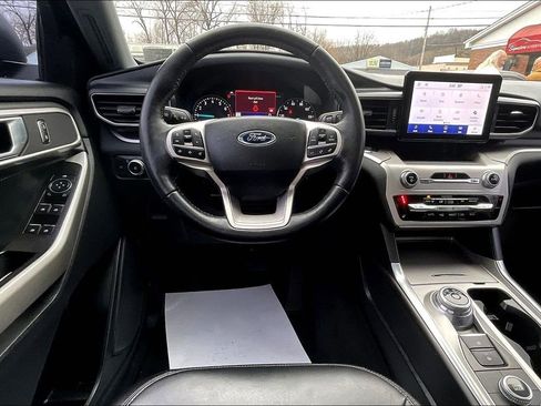 Used 2022 Ford Explorer XLT w/ Equipment Group 202A image 5