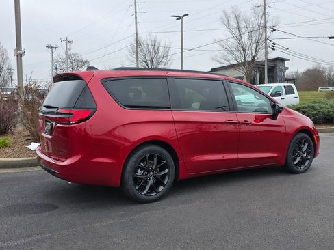 New 2026 Chrysler Pacifica Limited image 5