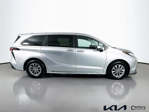Used 2023 Toyota Sienna LE FWD image 4