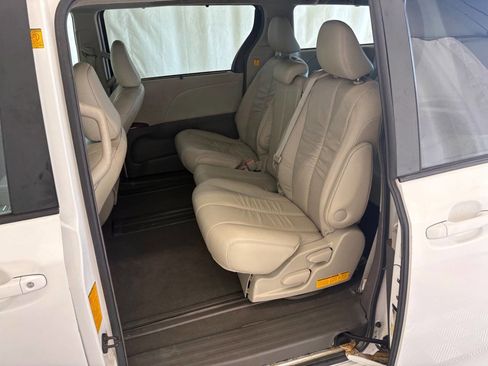Used 2011 Toyota Sienna XLE image 22