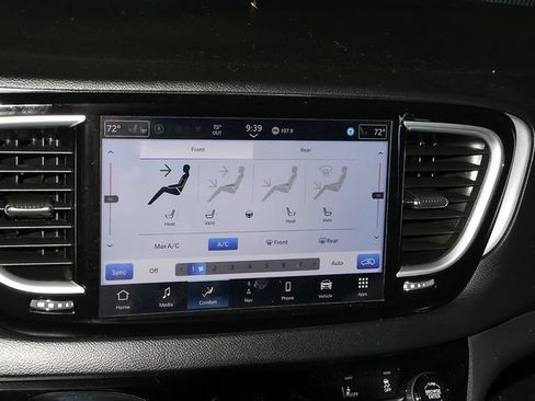 Used 2025 Chrysler Pacifica Limited FWD image 22