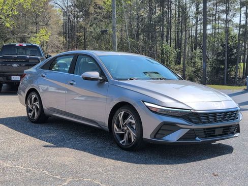 Used 2025 Hyundai Elantra Limited image 8