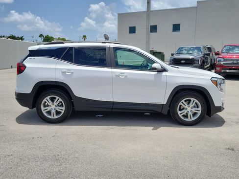 Used 2024 GMC Terrain SLE w/ Driver Convenience Package FWD image 4