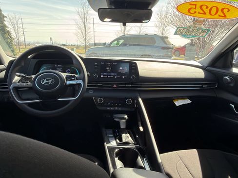Used 2025 Hyundai Elantra Hybrid FWD image 16