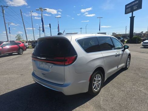 Used 2024 Chrysler Pacifica Touring-L FWD image 5