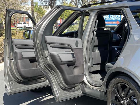 Used 2018 Land Rover Discovery HSE AWD/4WD image 47