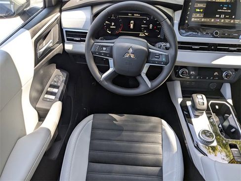 New 2025 Mitsubishi Outlander SE image 17