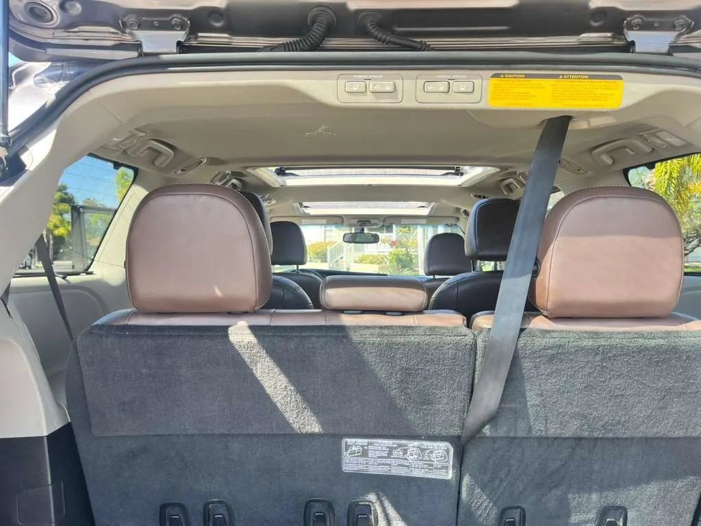 Used 2017 Toyota Sienna Limited FWD image 12