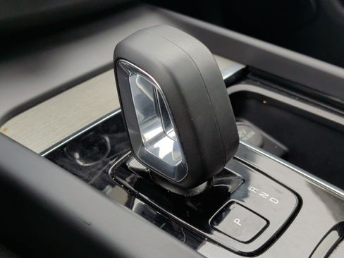 Used 2025 Volvo XC60 B5 Plus image 28