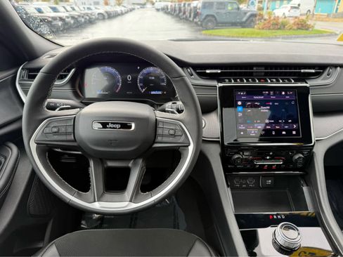 Used 2025 Jeep Grand Cherokee L Altitude image 14