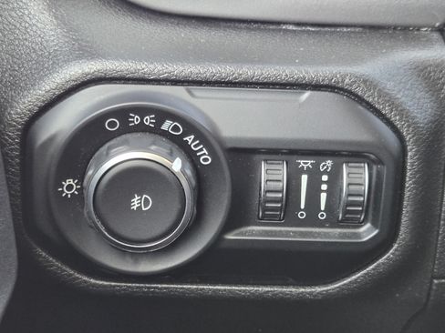 Used 2018 Jeep Wrangler Unlimited Sahara AWD/4WD image 20