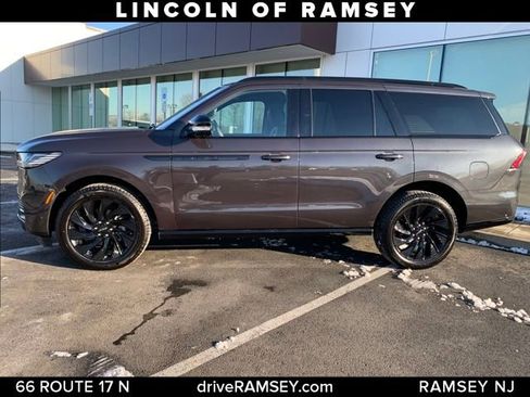 Used 2025 Lincoln Navigator Reserve w/ Jet Appearance Package image 2