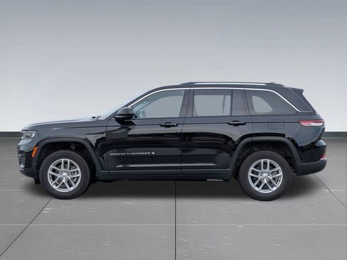 Used 2023 Jeep Grand Cherokee Laredo image 3