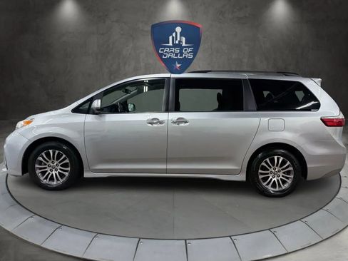 Used 2019 Toyota Sienna XLE image 2