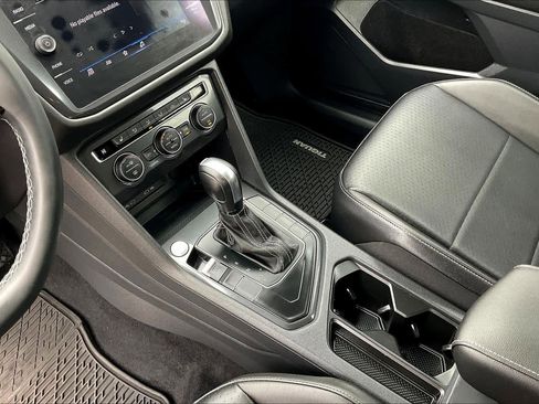 Used 2021 Volkswagen Tiguan SE image 15