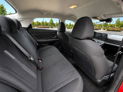 Used 2022 Hyundai Elantra SEL FWD image 11