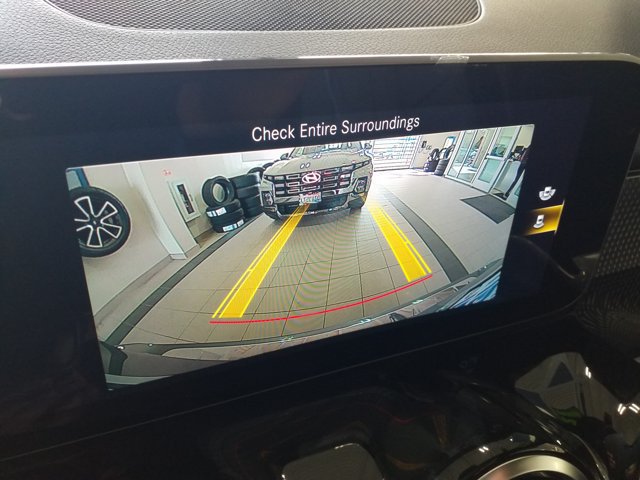 Used 2021 Mercedes-Benz GLB 250 4MATIC image 9