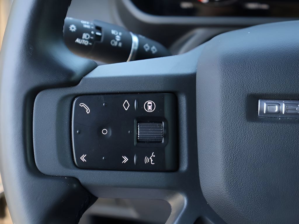 Certified 2025 Land Rover Defender 110 X-Dynamic SE AWD/4WD image 30