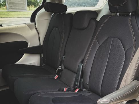 Used 2019 Chrysler Pacifica Touring Plus w/ Tire & Wheel Group FWD image 23