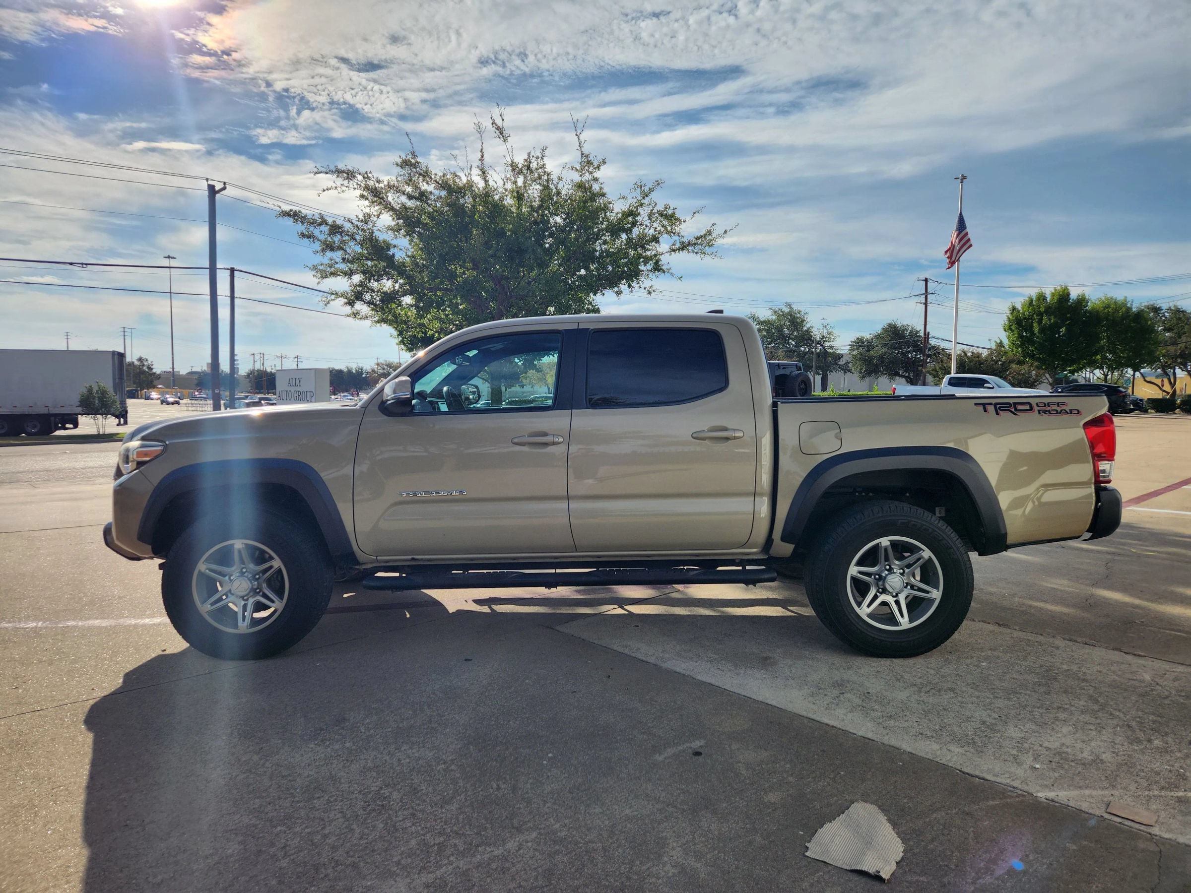 Used 2017 Toyota Tacoma 2WD Double Cab image 2
