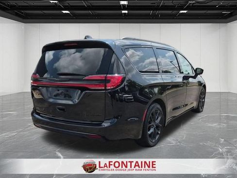 Certified 2025 Chrysler Pacifica Limited FWD image 5