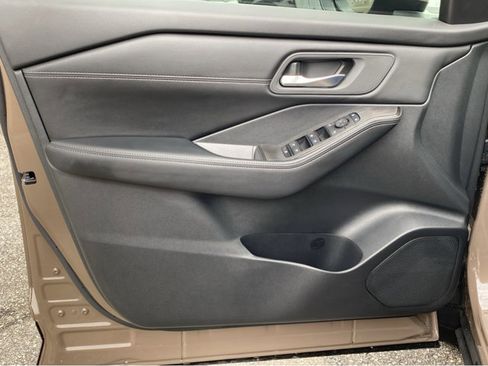 Certified 2025 Nissan Rogue SV image 15