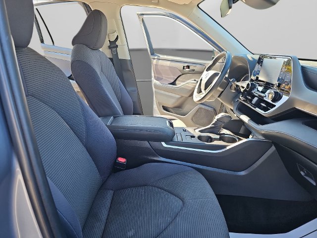 Used 2022 Toyota Highlander LE FWD image 12