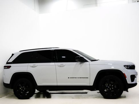 Used 2024 Jeep Grand Cherokee Altitude AWD/4WD image 5