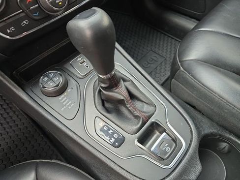 Used 2019 Jeep Cherokee Trailhawk w/ Cold Weather Group image 22