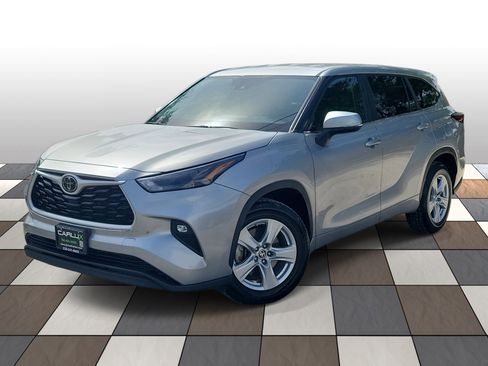 Used 2024 Toyota Highlander LE image 1