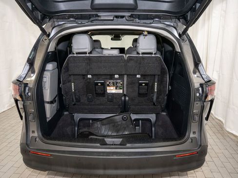 Used 2025 Toyota Sienna XLE image 5