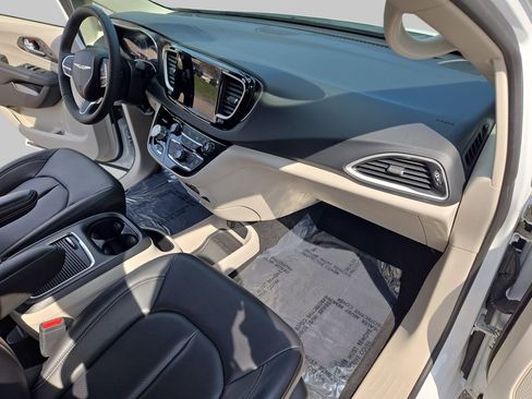 Used 2023 Chrysler Pacifica Touring-L image 11
