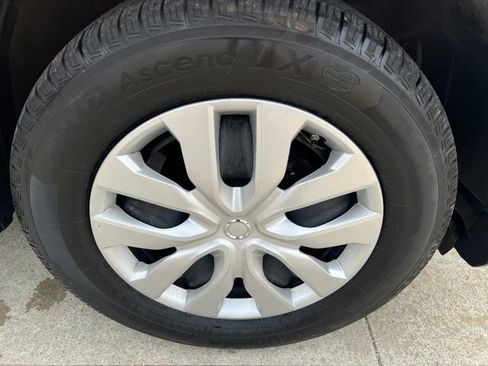Used 2018 Toyota RAV4 LE AWD/4WD image 8