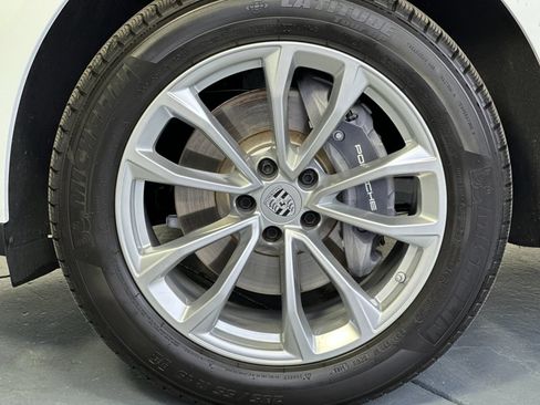 Certified 2026 Porsche Macan AWD/4WD image 32