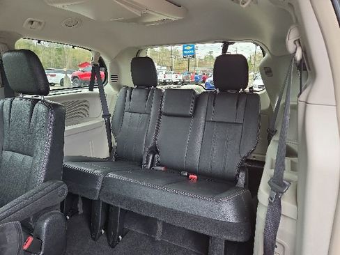 Used 2016 Chrysler Town & Country Touring-L FWD image 20