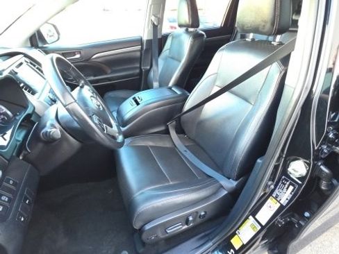 Used 2019 Toyota Highlander Limited w/ Carpet Mat Package (TMS) image 11