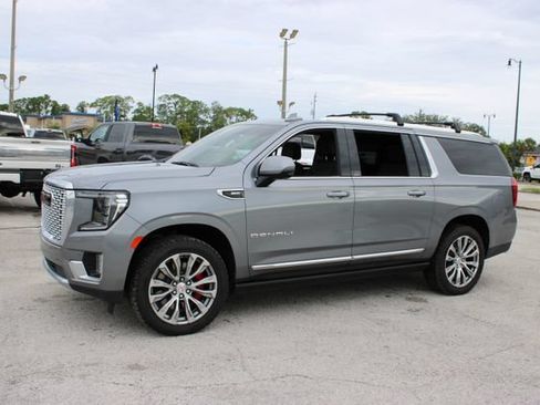 Used 2021 GMC Yukon XL Denali w/ Denali Premium Package AWD/4WD image 5