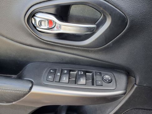 Used 2019 Jeep Cherokee Latitude w/ Popular Appearance Group FWD image 16