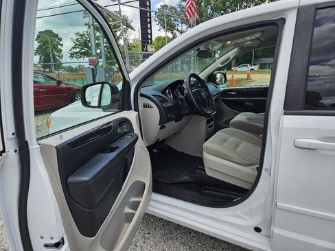 Used 2017 Dodge Grand Caravan SE FWD image 9