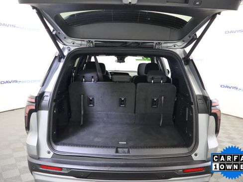 Used 2025 Chevrolet Traverse LT image 8