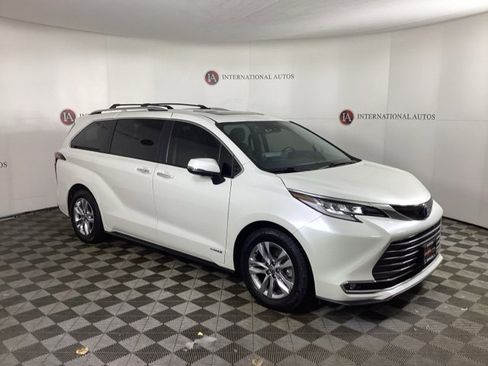 Used 2021 Toyota Sienna Limited image 3